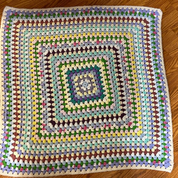 Handmade Baby Afghan Approximately 33 x 33 - Picture 1 of 4